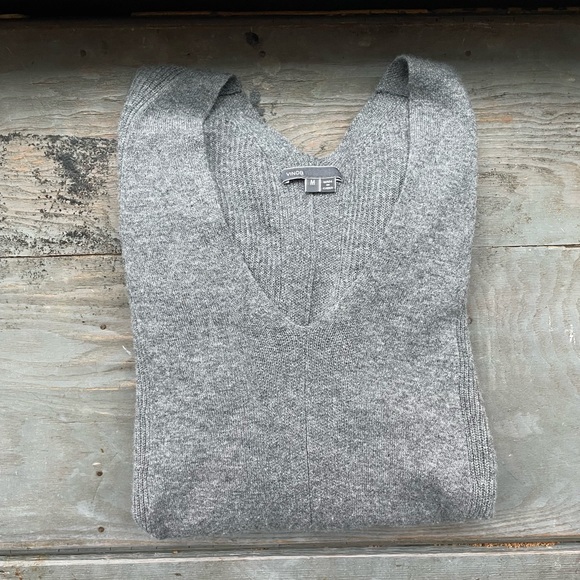 Vince Sweaters - Vince cashmere V-neck sweater | size Medium